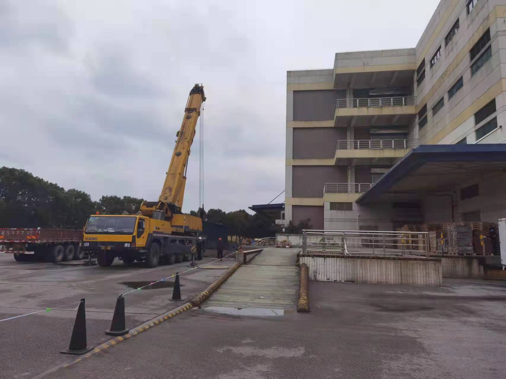 精密設備遠距離高空吊裝搬運